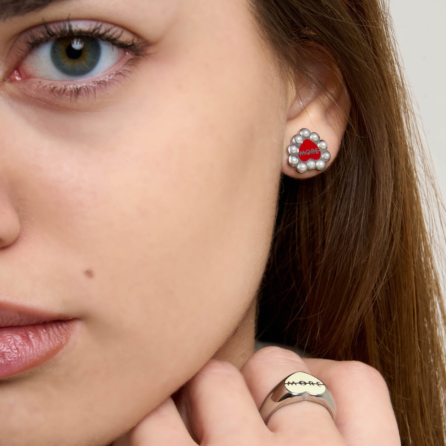 A-MORE - Red stud earrings with pearls